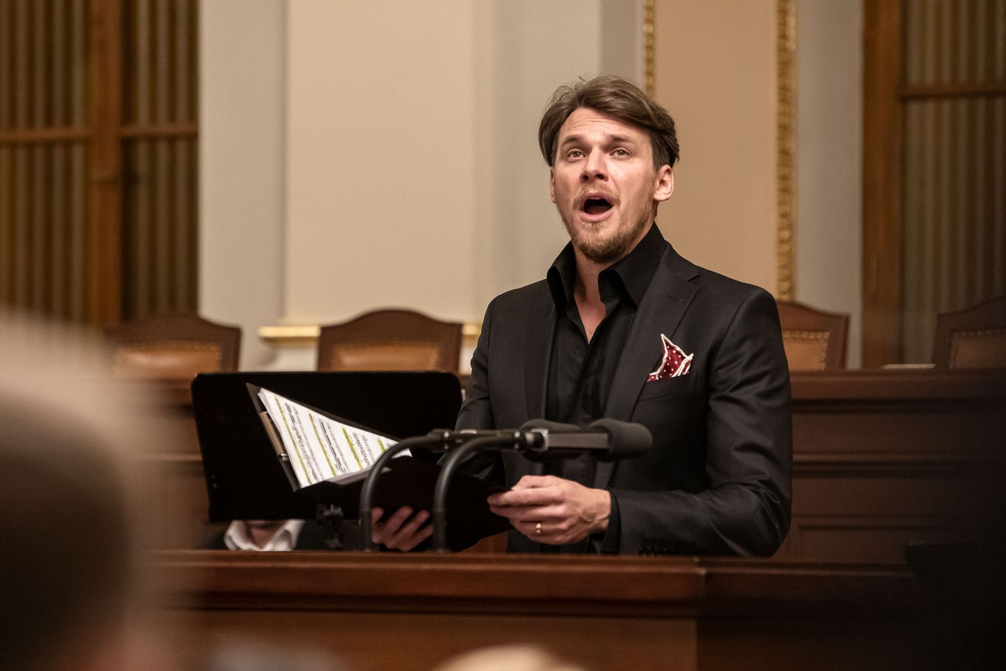 Opera v jednacím sále poslanecké sněmovny, zpívá Vojtěch Dyk a Simona Šaturová