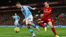 Bernardo Silva a Andrew Robertson v zápase Premier League Liverpool - Manchester City