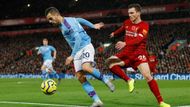 Bernardo Silva a Andrew Robertson v zápase Premier League Liverpool - Manchester City
