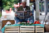 Muž prodávající zeleninu na ulicích Bělehradu si čte v novinách o zatčení Radovana Karadžiče. Ta zpráva Srbsko překvapila.