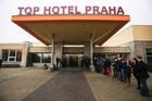 Top Hotel Praha, čekání na příjezd Miloše Zemana.