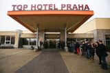 Top Hotel Praha, čekání na příjezd Miloše Zemana.