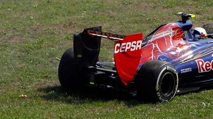 Francouzský jezdec F1 Jean-Eric Vergne (vzadu) ze stáje Toro Rosso ve Velké ceně Itálie.Britský jezdec F1 Lewis Hamilton z McLarenu ve Velké ceně Itálie.