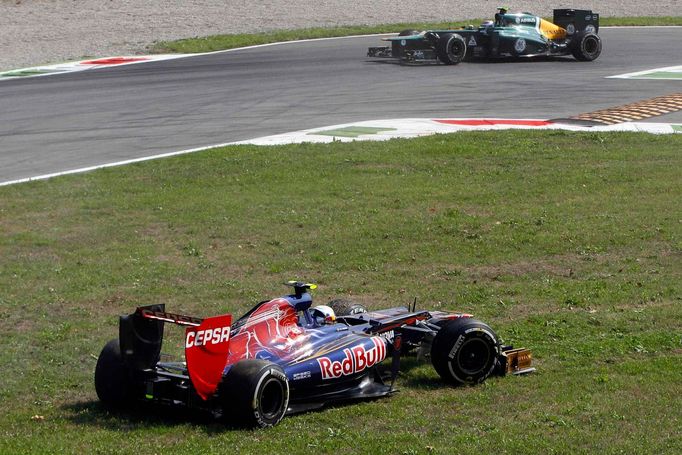 Francouzský jezdec F1 Jean-Eric Vergne (vzadu) ze stáje Toro Rosso ve Velké ceně Itálie.Britský jezdec F1 Lewis Hamilton z McLarenu ve Velké ceně Itálie.