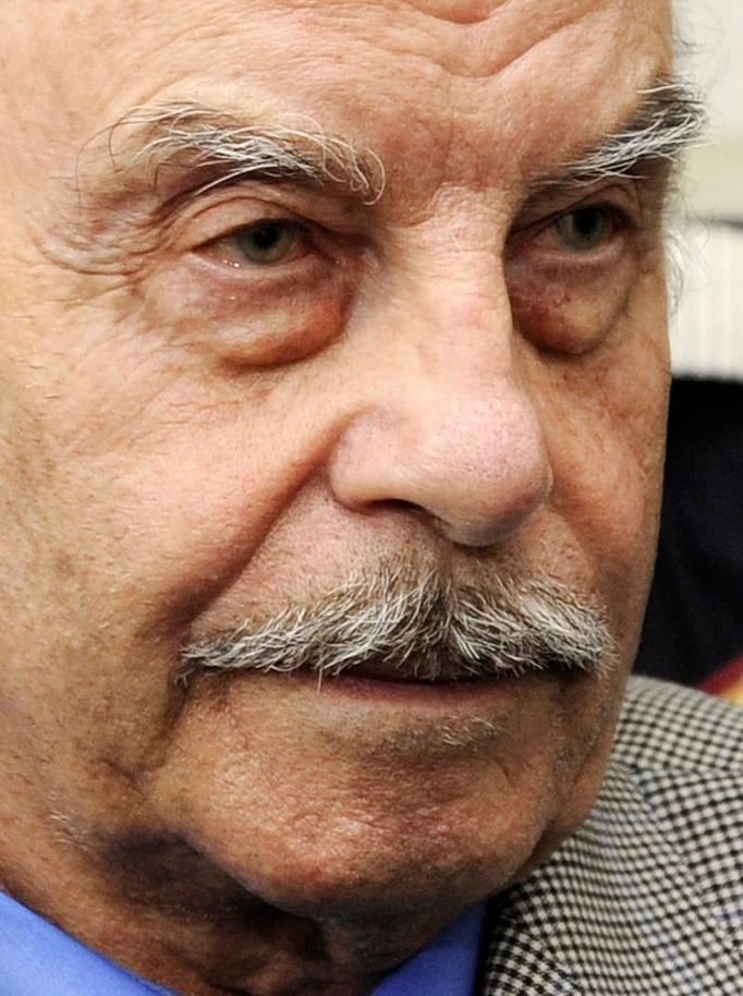 Josef Fritzl. Snímek byl pořízen při jeho příchodu do soudní síně.