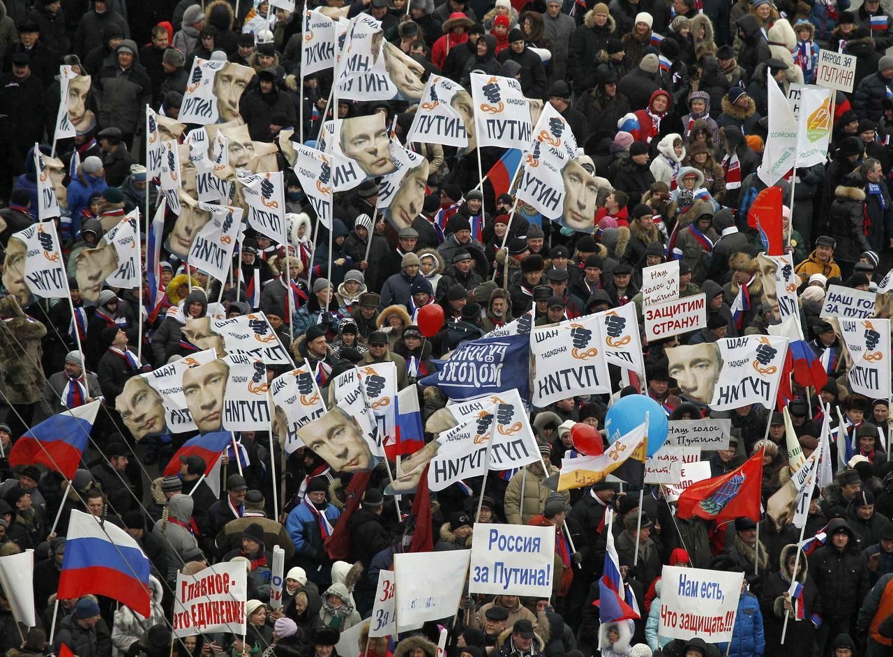 V Moskvě demonstrují desetitisíce Putinových přívrženců