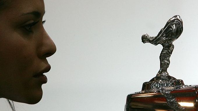 Pohled z očí do očí - modelka a Rolls Royce na 76. autosalonu v Ženevě.