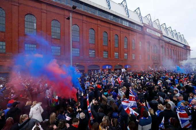 Fanoušci Glasgow Rangers slaví zisk 55. titulu ve skotské lize.