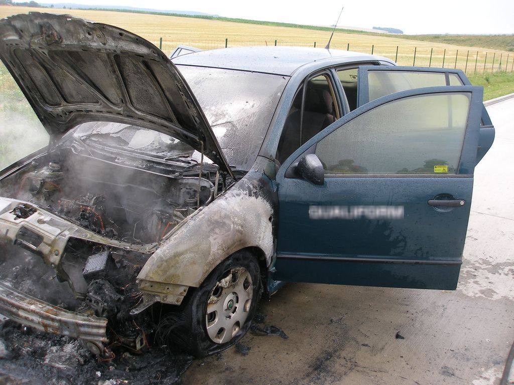 Hasiči zasahovali u požáru škodovky na dálnici