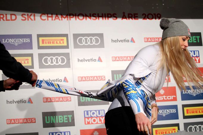 Alpine Skiing - FIS Alpine World Ski Championships - Women's Downhill - Are, Sweden - February 10, 2019 - Bronze medalist Lindsey Vonn of the U.S. arrives to attend a new