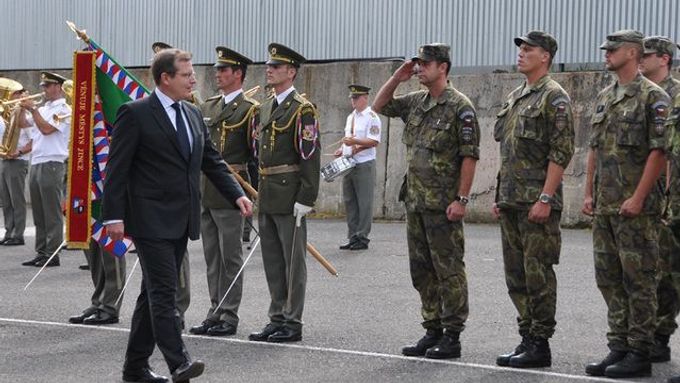 Vojáky z kosovské mise přivítal na základně v Jincích náměstek ministra obrany Jiří Šedivý.