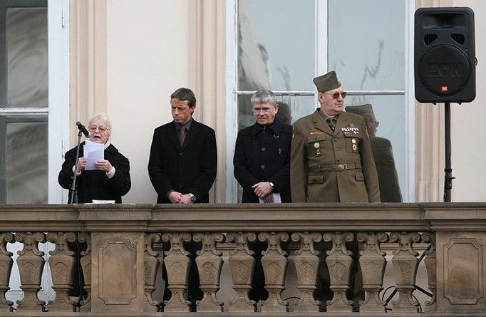 Předsedkyně Konfederace politických vězňů - MUDr. Naděžda Kavalírová zahájila řeč k lidem na Staroměstském náměstí slovy "Právě se vracím z Nerudovy ulice." jako reakci na slova Klementa Gottwalda, který na stejném místě před 59 lety pronesl "Právě se vracím z Hradu od prezidenta republiky."