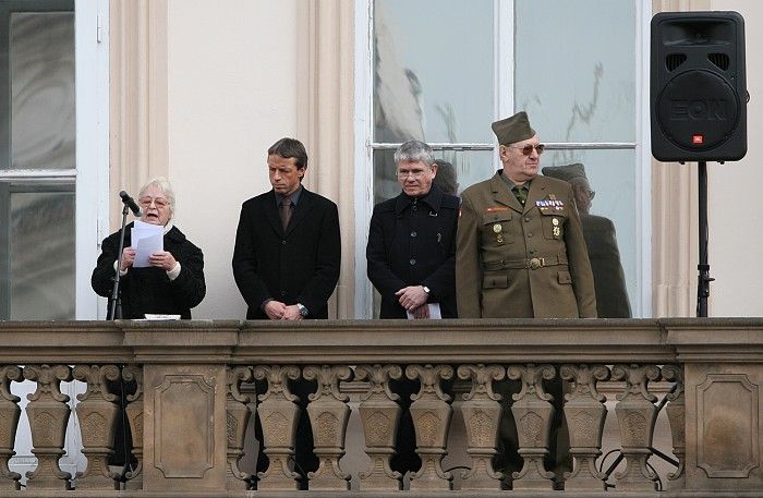 MUDr. Naděžda Kavalírová promlouvá z balkónu na Staroměstském náměstí