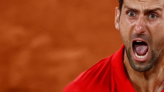 Rafael Nadal a Novak Djokovič neměli s postupem do vzájemného semifinále tenisového Roland Garros jednoduchou práci.