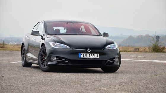 Tesla Model S: Etalon mezi elektromobily se vyrábí už osm let a stále má co nabídnout