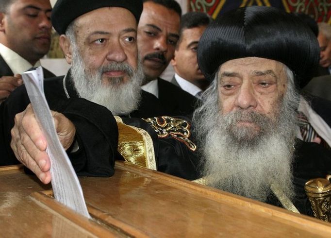 Vůdce egyptské Koptské ortodoxní církve Otec Šenouda III. volí během referenda v Káhiře. Referendum by mělo vládě pomoci odstranit z politického systému extrémisty. Opozice však protestuje.