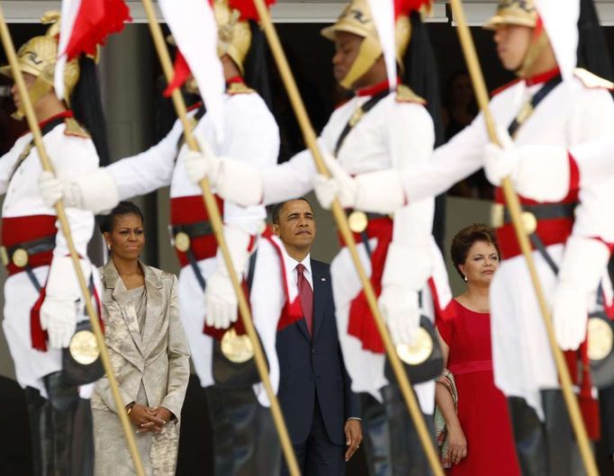 Slavnostní přivítání Obamových v Brazílii. V průhledu mezi čestnou stráží stojí i brazilská prezidenta Dilma Rousseffová.