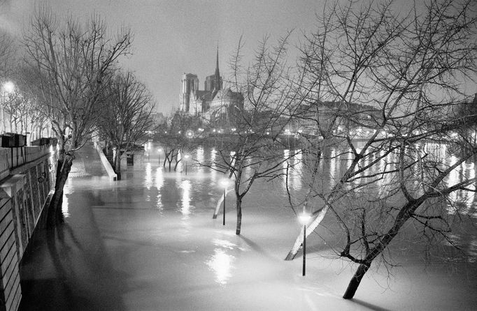 Povodně v Paříži v roce 2000: Záplavy řeky Seiny zaplavily nábřeží u katedrály Notre-Dame během zimní noci. Fotografie Frédérica Beaumonta na analogovém filmu.