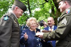 Za druhé světové války jí vojáci snědli narozeninový dort. Teď přinesli nový