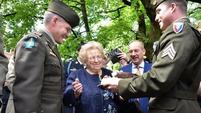 Během druhé světové války Meri Mionové ještě jako dívce vyhladovělí američtí vojáci sebrali její narozeninový dort. Po 77 letech se rozhodli starý dluh splatit.