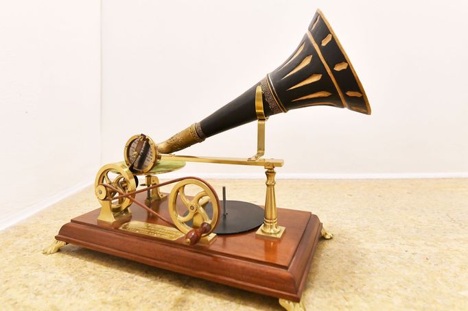 Na snímku z výstavy Zlaté časy je gramofon Berliner s gramofonovou deskou, vyrobeno kolem roku 1893.