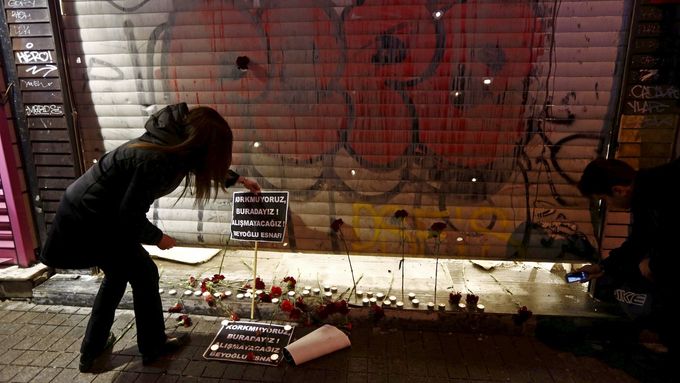 Žena zapaluje v centru Istanbulu svíčky za oběti sobotního útoku