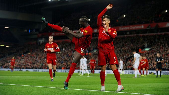 Sadio Mané (vlevo) slaví s Robertem Firminem gól, kterým pojistil Liverpoolu výhru nad Sheffieldem
