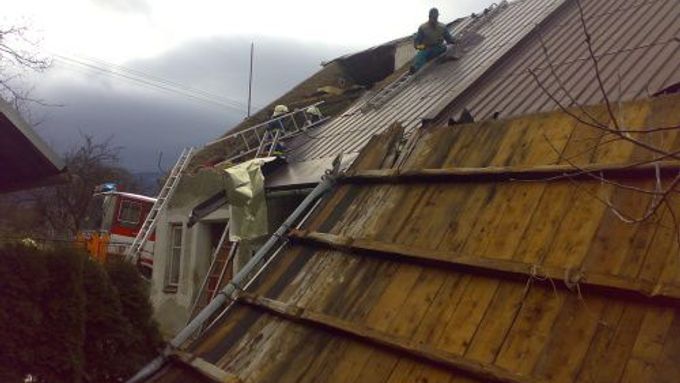Vítr vzal střechu v Kunčičkách.