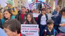 Mezi zhruba několika sty účastníky Pochodu pro život jsou především rodiny s dětmi, lidé mají vlajky s nápisy "Nesoudíme, pomáháme" či "Jsme kreativní, jsme pro život".