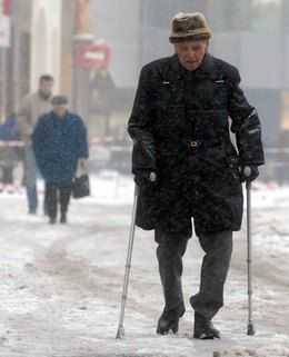 Díky sněhu přibývá i úrazů. Zejména u starších občanů.