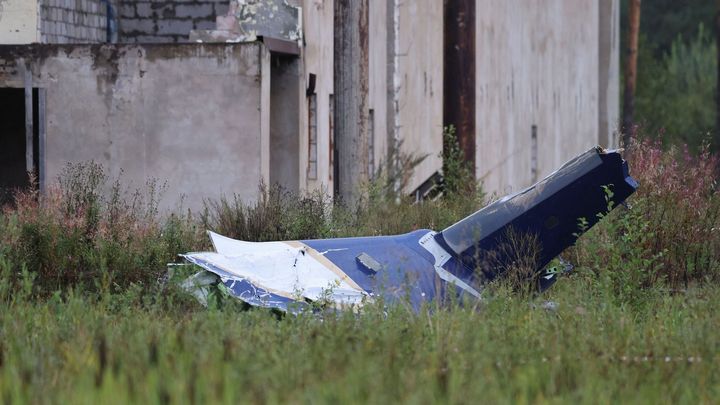 Prigožinův tryskáč rozmetala bomba na palubě, nebo raketa. Wagnerovci mluví o pomstě