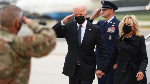 Americký prezident Joe Biden krátce po přistání na americké letecké základně v Doveru, kde uctil památku 13 amerických vojáků padlých při čtvrtečním útoku v Kábulu.