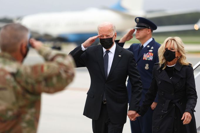 Americký prezident Joe Biden krátce po přistání na americké letecké základně v Doveru, kde uctil památku 13 amerických vojáků padlých při čtvrtečním útoku v Kábulu.