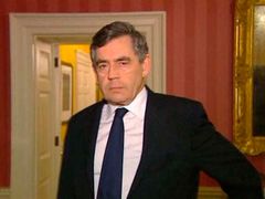 Premiér Gordon Brown na záběru pořízeném z televize oslovil Brity.