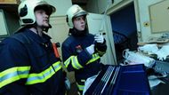 "Lahvičky a ampule s chemikáliemi byly rozmístěné po celém bytě, také ve spíži mezi kompoty," popsali hasiči.