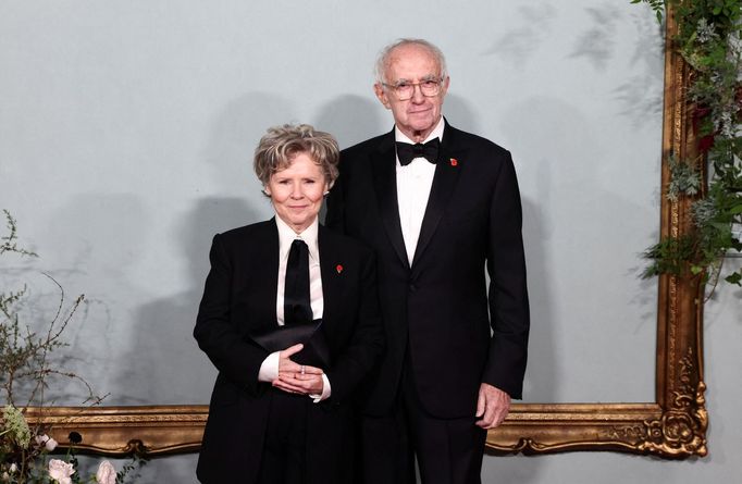 Imelda Staunton a Jonathan Pryce hrají v 5. řadě Koruny Alžbětu II. a prince Philipa