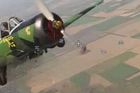 "Lovci dronů". Dvojice Ukrajinců vyráží do boje ve starém vrtuláku