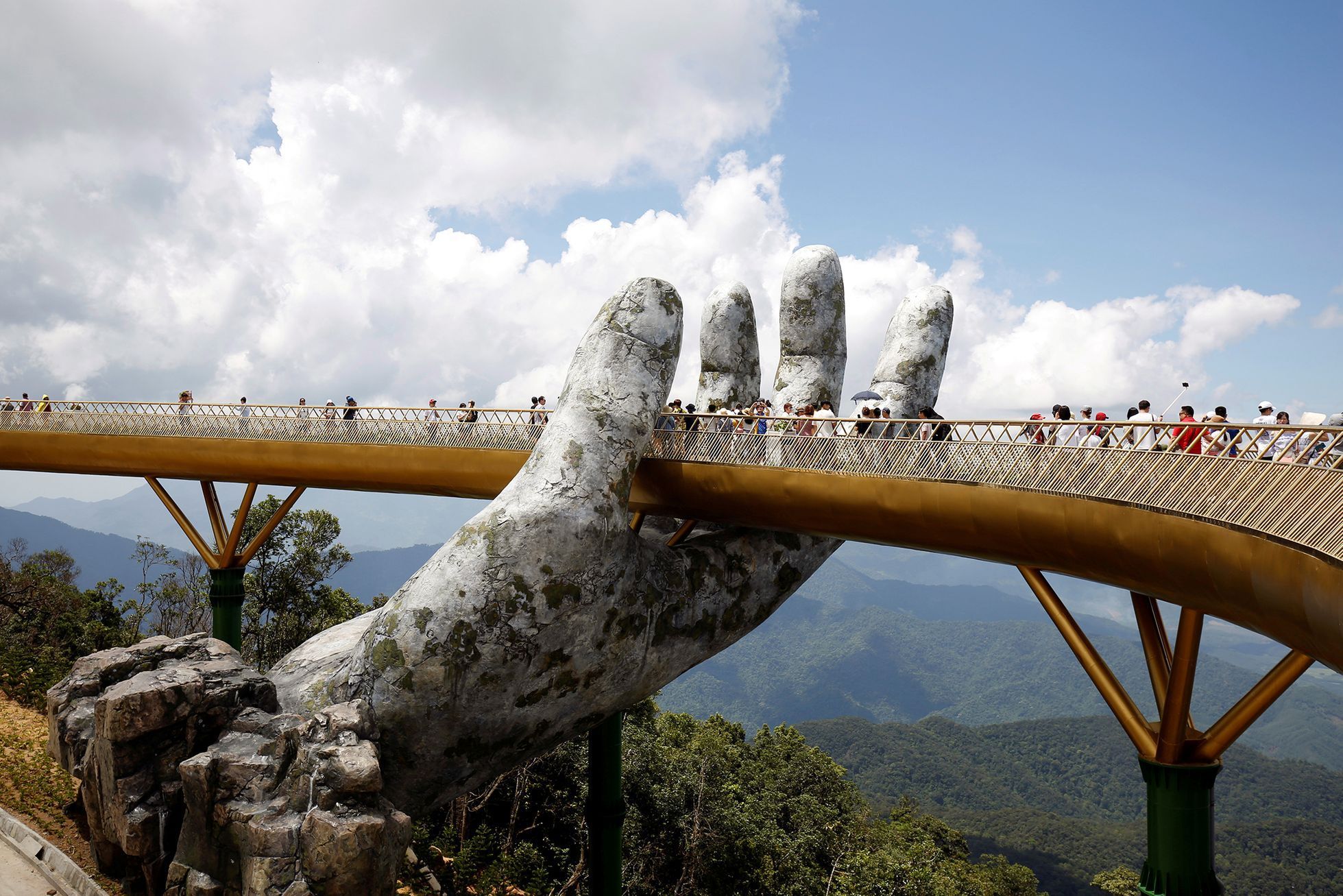 Foto / Fascinující podívána z Vietnamu. Obří ruka lávka podpírá lávku pro chodce. / Reuters / 4