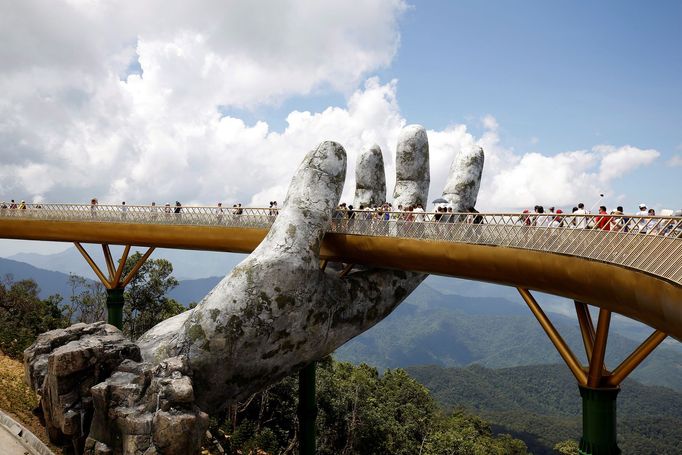 Obří ruka podpírá na kopci Ba Na v nadmořské výšce 1000 metrů nad mořem lávku nazvanou Gold Bridge v blízkosti města Danang ve Vietnamu.