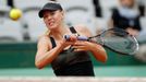 Ruská tenistka Maria Šarapovová se odráží míček v utkání s japonkou Ajumi Moritaovou ve 2. kole French Open 2012