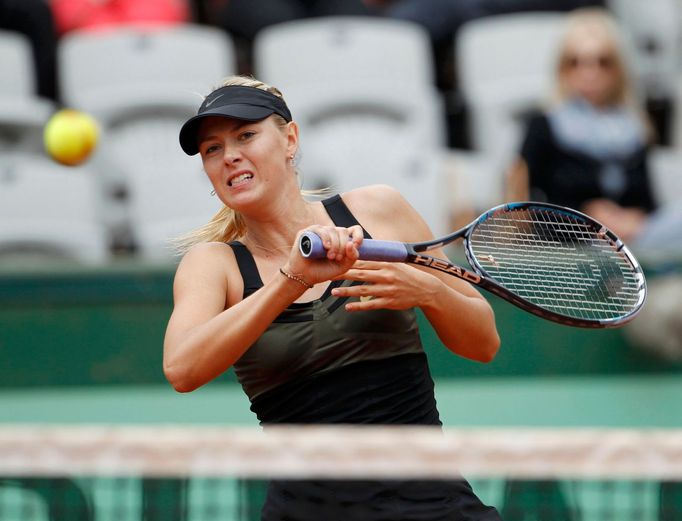 Ruská tenistka Maria Šarapovová se odráží míček v utkání s japonkou Ajumi Moritaovou ve 2. kole French Open 2012