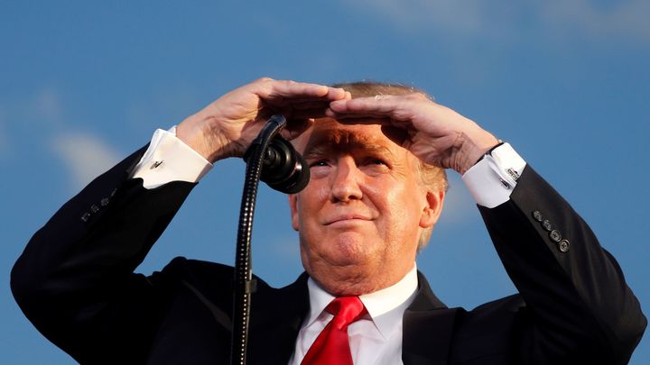 V Íránu dál hrozí válka. Nevyzpytatelného Trumpa ženou do boje "jestřábi" Bílého domu