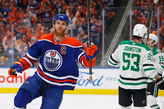 Edmontonský útočník Connor McDavid (97) slaví gól v síti Dallasu