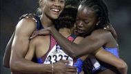 Marion Jonesová se objímá s kolegyněmi z americké štafety na 4x400 metrů v Sydney, na letní olympiádě roku 2000.