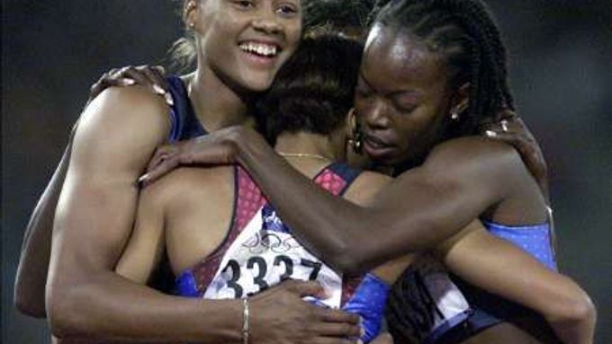 Marion Jonesová se objímá s kolegyněmi z americké štafety na 4x400 metrů v Sydney, na letní olympiádě roku 2000.