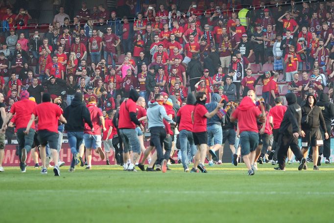 EPL, Sparta-Slavia: fanoušci na hřišti