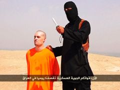 Záběr z videonahrávky, na níž džihádisté z Islámského státu popravili amerického novináře Jamese Foleyho.