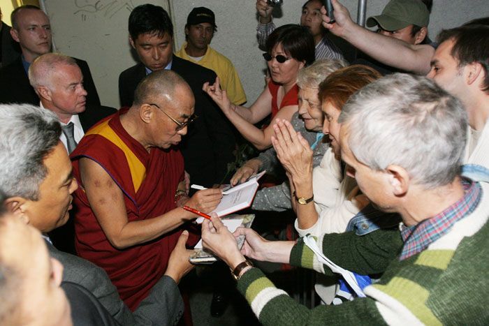 Na dalajlamu čekali před halou sběratelé autogramů