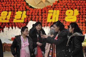 KLDR se klaní, posmrtně slaví sedmdesátiny Kim Čong-ila
