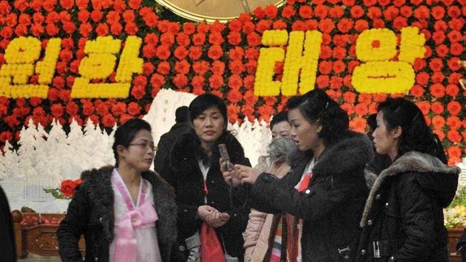 KLDR se klaní, posmrtně slaví sedmdesátiny Kim Čong-ila